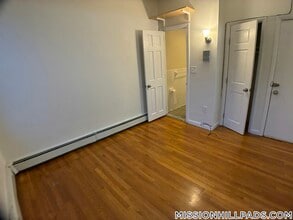 49 S Huntington Ave in Boston, MA - Foto de edificio - Building Photo