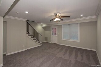 1 Villa D'Est Dr in Coram, NY - Foto de edificio - Building Photo