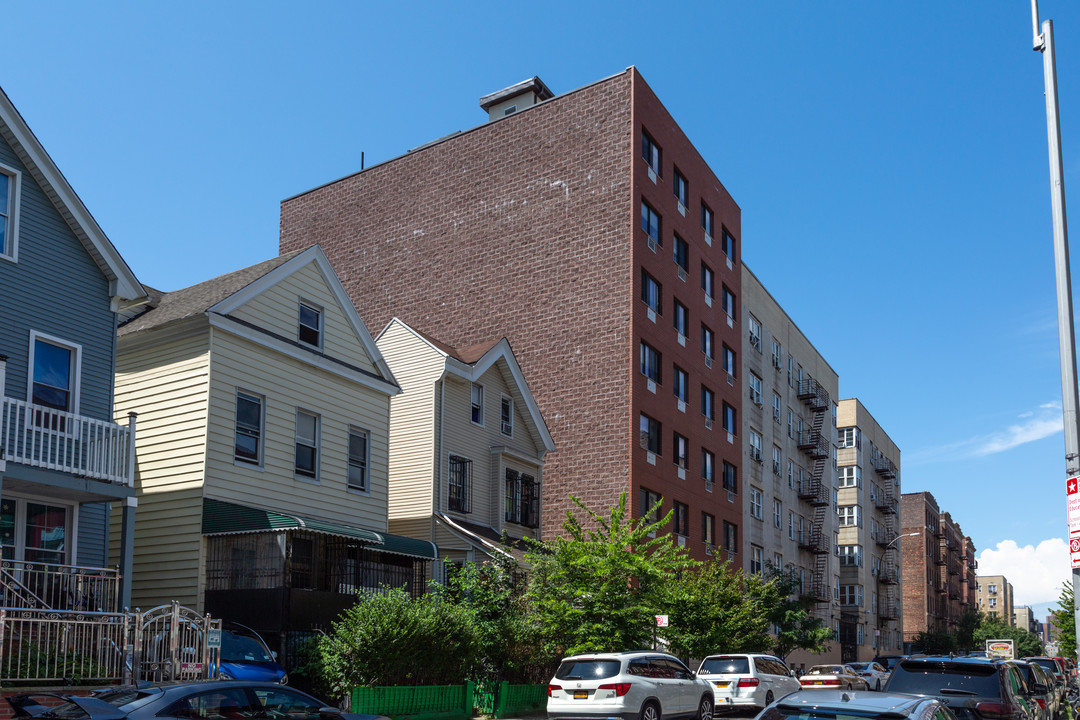 250 Mount Hope Pl in Bronx, NY - Foto de edificio