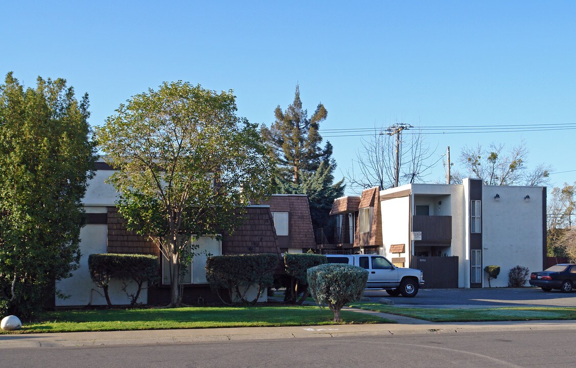 2030 20th Ave in Sacramento, CA - Foto de edificio