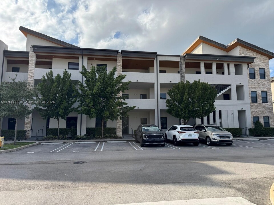 8005 NW 104th Ave in Doral, FL - Building Photo