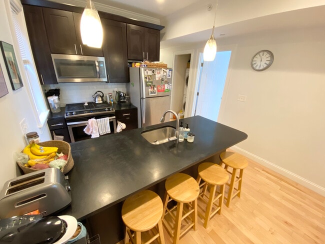 119 G St, Unit 3 in Boston, MA - Foto de edificio - Building Photo