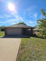813 W Fourteenth St in Russellville, AR - Building Photo