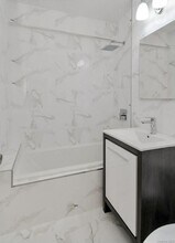 77 W 55th St in New York, NY - Building Photo - Building Photo