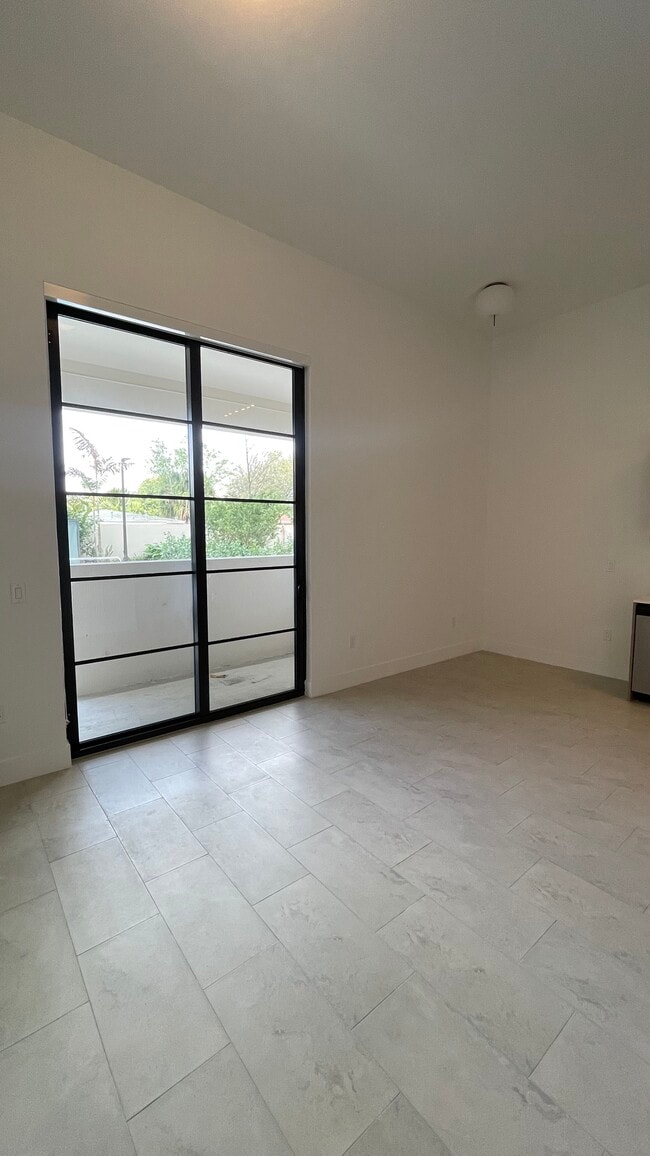 2502 NE 182nd Ter, Unit A1 in North Miami Beach, FL - Foto de edificio - Building Photo