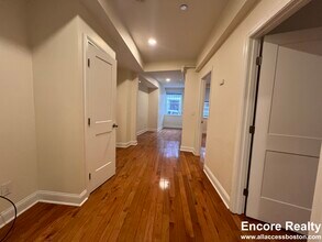 123 Sutherland Rd, Unit B in Boston, MA - Foto de edificio - Building Photo