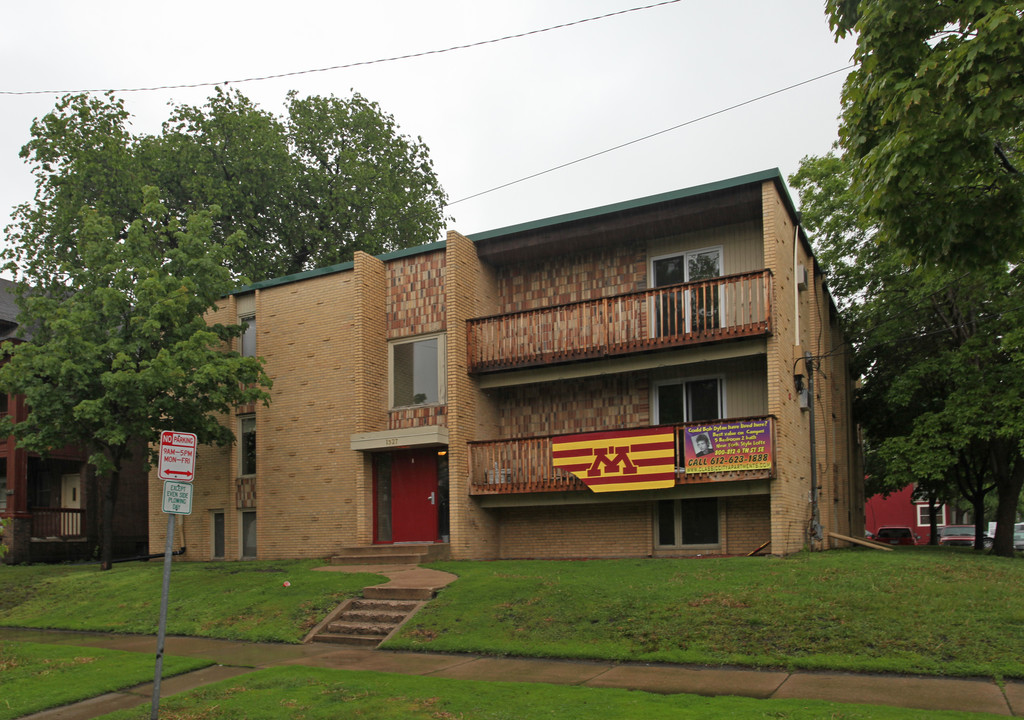 1327 7th St SE in Minneapolis, MN - Building Photo