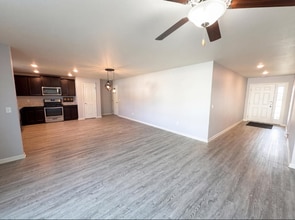 1093 Sunset Ave in Montrose, MN - Foto de edificio - Building Photo