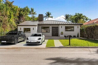 9073 Dickens Ave in Surfside, FL - Foto de edificio - Building Photo