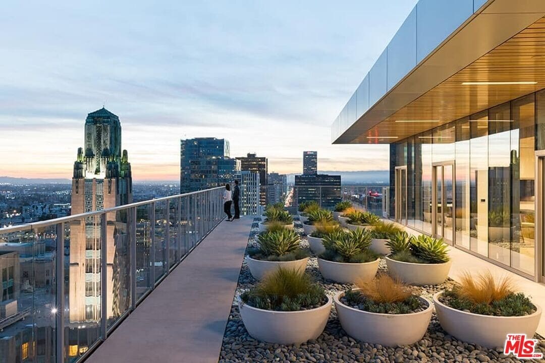 3033 Wilshire Blvd in Los Angeles, CA - Building Photo