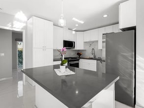 19135 Calvert St in Tarzana, CA - Building Photo - Building Photo