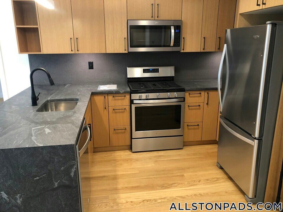 83 Gardner St, Unit 402 in Boston, MA - Building Photo