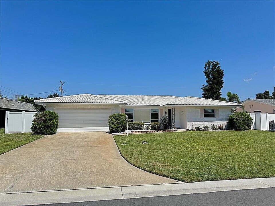 103 23rd St in Belleair Beach, FL - Building Photo