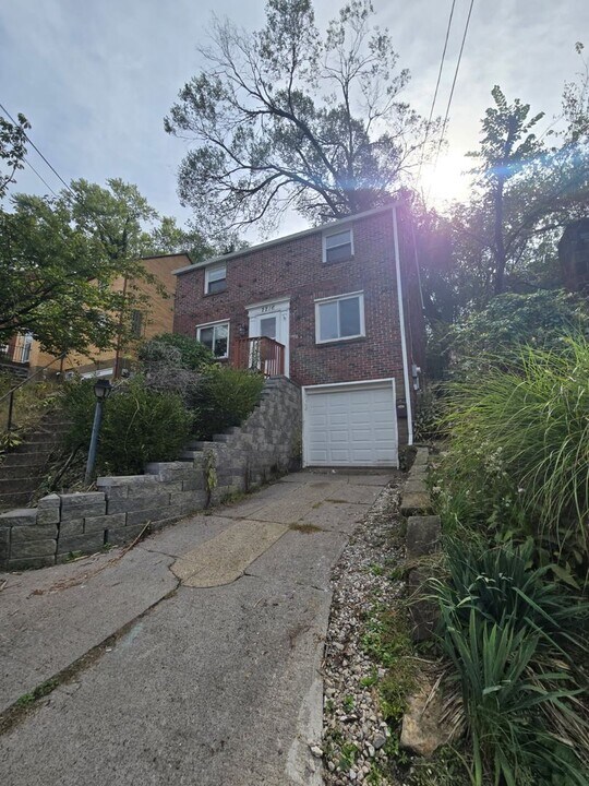 2216 Chalfant St in Pittsburgh, PA - Building Photo
