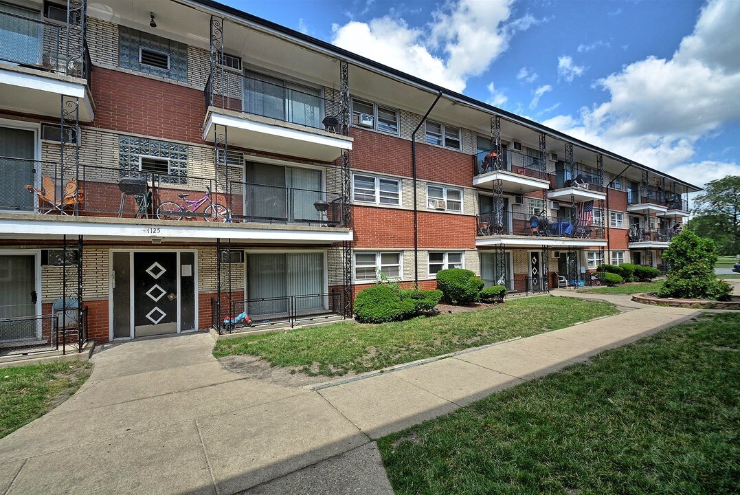 1121 W 127th Pl in Calumet Park, IL - Foto de edificio