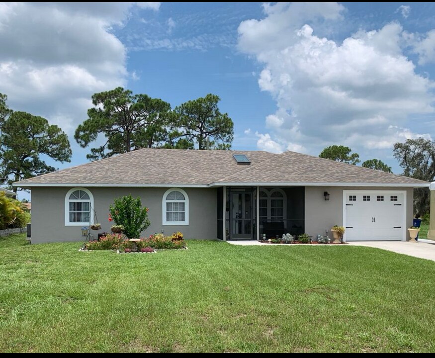 27376 Dortch Ave in Bonita Springs, FL - Foto de edificio