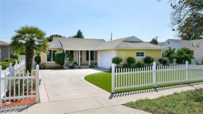 11252 Delano St in North Hollywood, CA - Building Photo - Building Photo