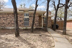 2408 Miguel Ln in Arlington, TX - Building Photo