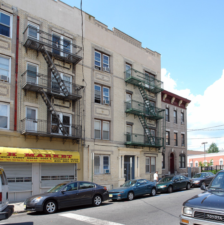 6205 Palisade Ave in West New York, NJ - Building Photo