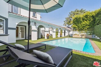 956 S Longwood Ave in Los Angeles, CA - Building Photo - Building Photo