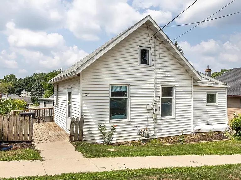 675 Needham Pl in Dubuque, IA - Foto de edificio