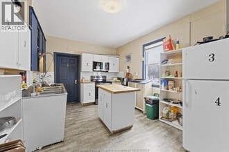 3060 Sandwich St. in Windsor, ON - Foto de edificio - Building Photo