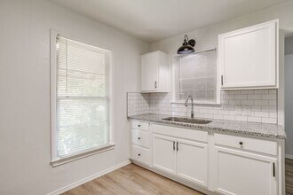 112 N Dobson St in Burleson, TX - Building Photo - Building Photo