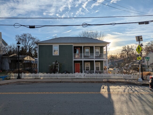 300 10th St NW in Charlottesville, VA - Foto de edificio - Building Photo
