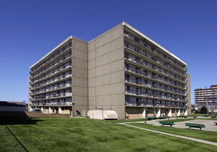 Oceanpointe Towers in Long Branch, NJ - Building Photo - Building Photo