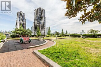 4398-4398 Buchanan St in Burnaby, BC - Building Photo - Building Photo
