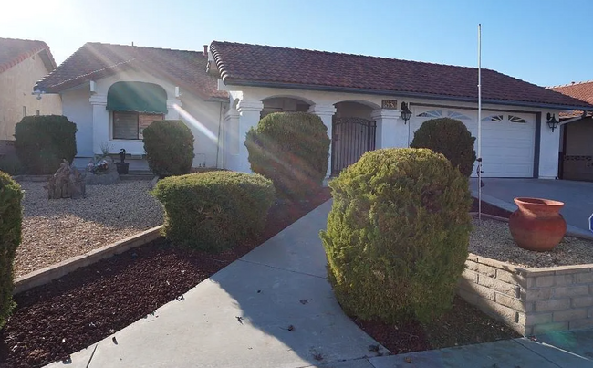 1363 Cherry Dr in Hemet, CA - Foto de edificio - Building Photo