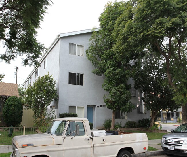 999 Raymond Ave in Long Beach, CA - Foto de edificio - Building Photo