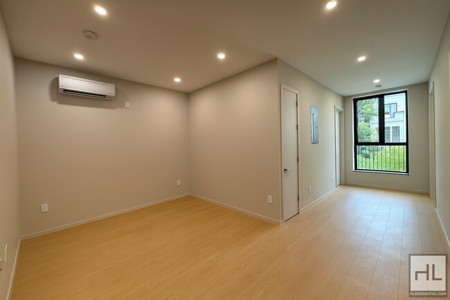 Frost Street #2, Unit 2 in Brooklyn, NY - Foto de edificio - Building Photo