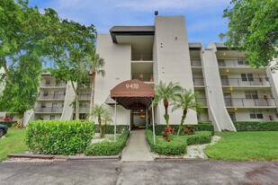 9470 Poinciana Pl in Davie, FL - Building Photo