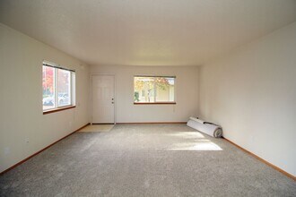 470-470 W Gloucester St in Gladstone, OR - Building Photo - Building Photo