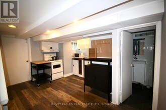 330 Delaware Ave in Toronto, ON - Building Photo - Building Photo