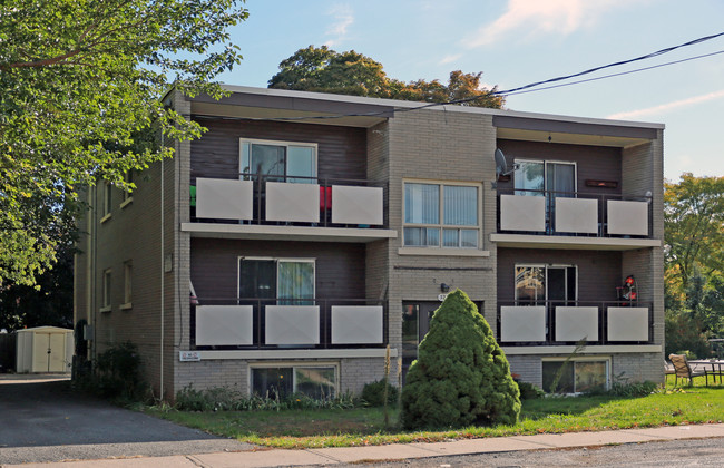 327 Queenston St in St Catharines, ON - Building Photo - Building Photo