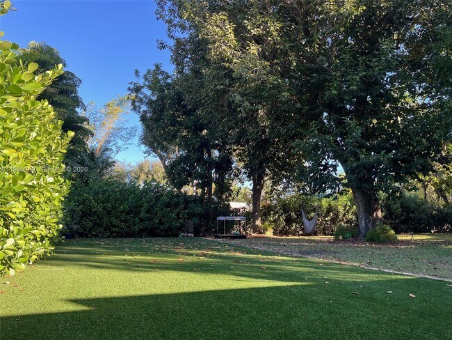 7975 Sunset Dr in Miami, FL - Building Photo - Building Photo