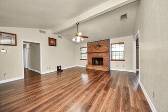 8407 Kirchner Rd in Manvel, TX - Foto de edificio - Building Photo