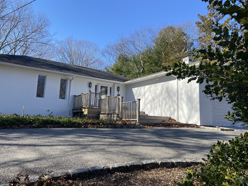 11 Peter's Path in East Hampton, NY - Building Photo