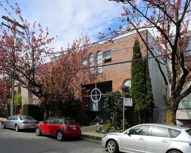 971 W 7th Ave in Vancouver, BC - Building Photo - Primary Photo