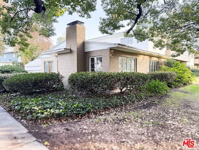 5243 Village Green in Los Angeles, CA - Foto de edificio - Building Photo