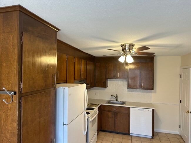 121 New Britain Ave, Unit B in Unionville, CT - Foto de edificio - Building Photo