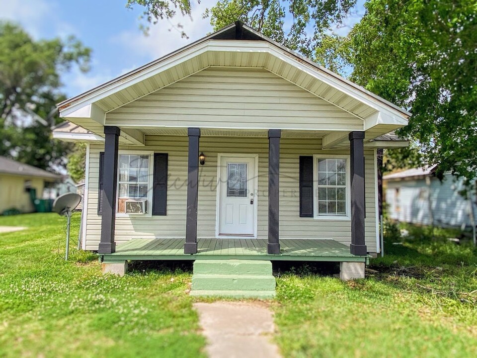 211 N Johnson St in Sulphur, LA - Building Photo