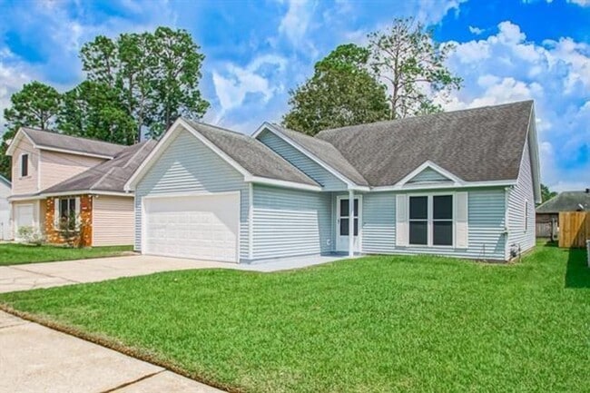 354 E Suncrest Loop in Slidell, LA - Building Photo - Building Photo