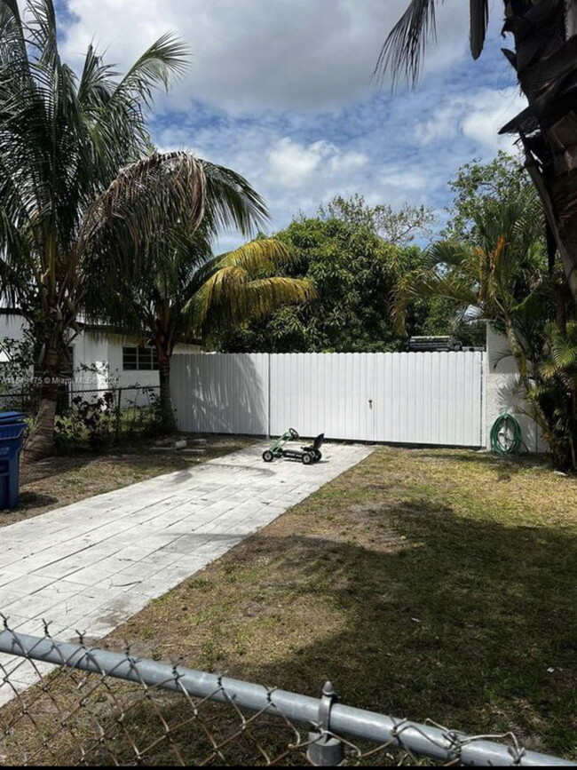 2335 W Bunche Park Dr in Opa Locka, FL - Building Photo - Building Photo