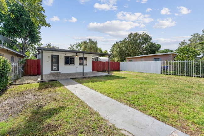 1204 NW 70th St in Miami, FL - Building Photo - Building Photo