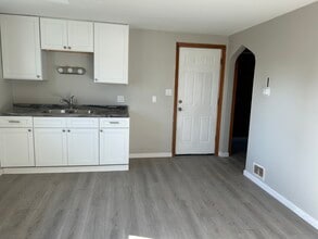 35 Willow St, Unit Upper in Lackawanna, NY - Building Photo - Building Photo