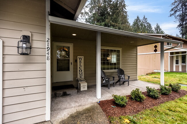 21948 Bluewater Dr SE in Yelm, WA - Building Photo - Building Photo