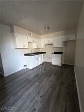 1075 E Desert Inn Rd in Las Vegas, NV - Building Photo - Building Photo